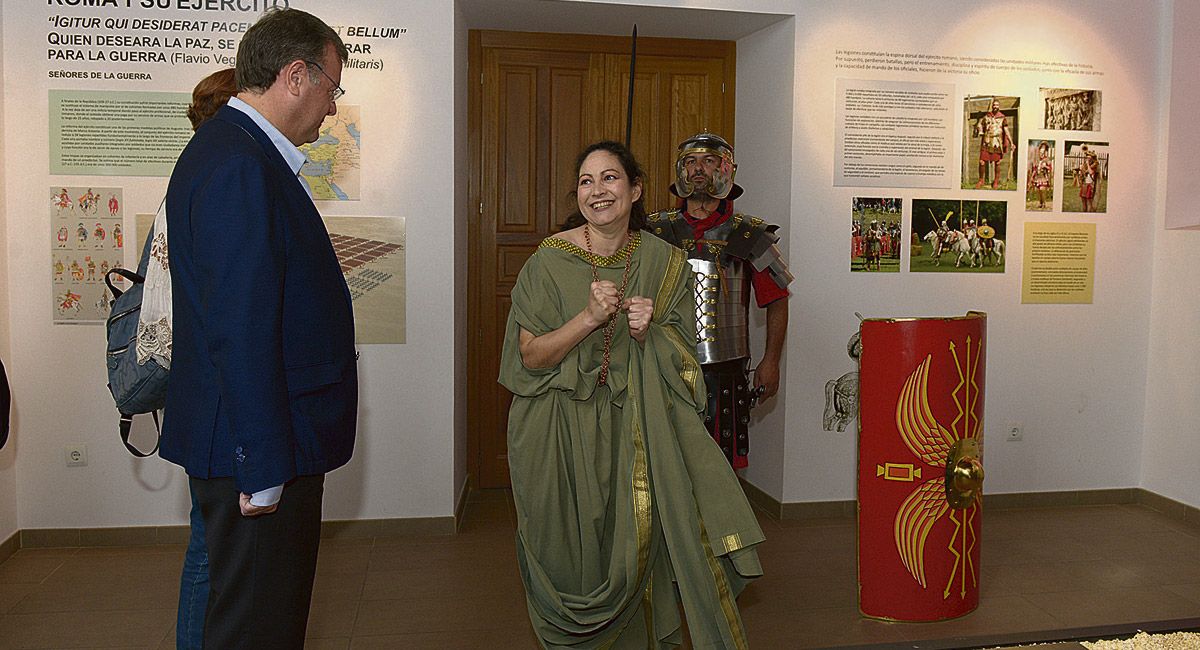 El alcade Antonio Silván se dirige a la esclava autóctona Nevia y en presencia del legionario Marcelo, este miércoles en la casa de Galba.