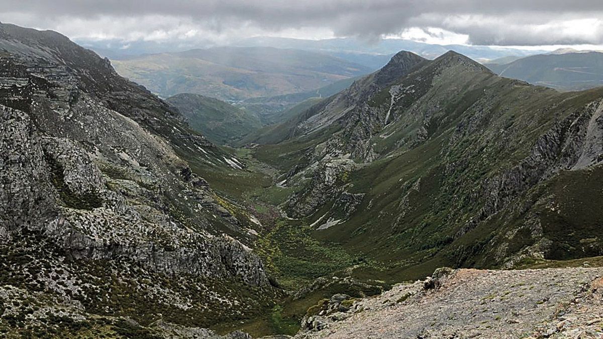 Alva Bayo recuerda como el valle elegido en La Baña es mucho más que un paisaje, es un  lugar lleno de recuerdos e historias, ocio y trabajo. |  JAVIER F. LOZANO
