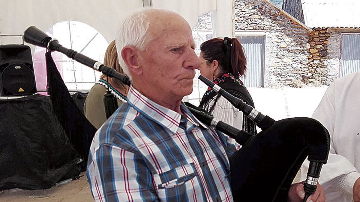 Domitilo Sastre tocando la gaita durante las fiestas de Quintanilla del Yuso del año 2017; este entrañable personaje falleció esta semana. | SERGIO CARRACEDO