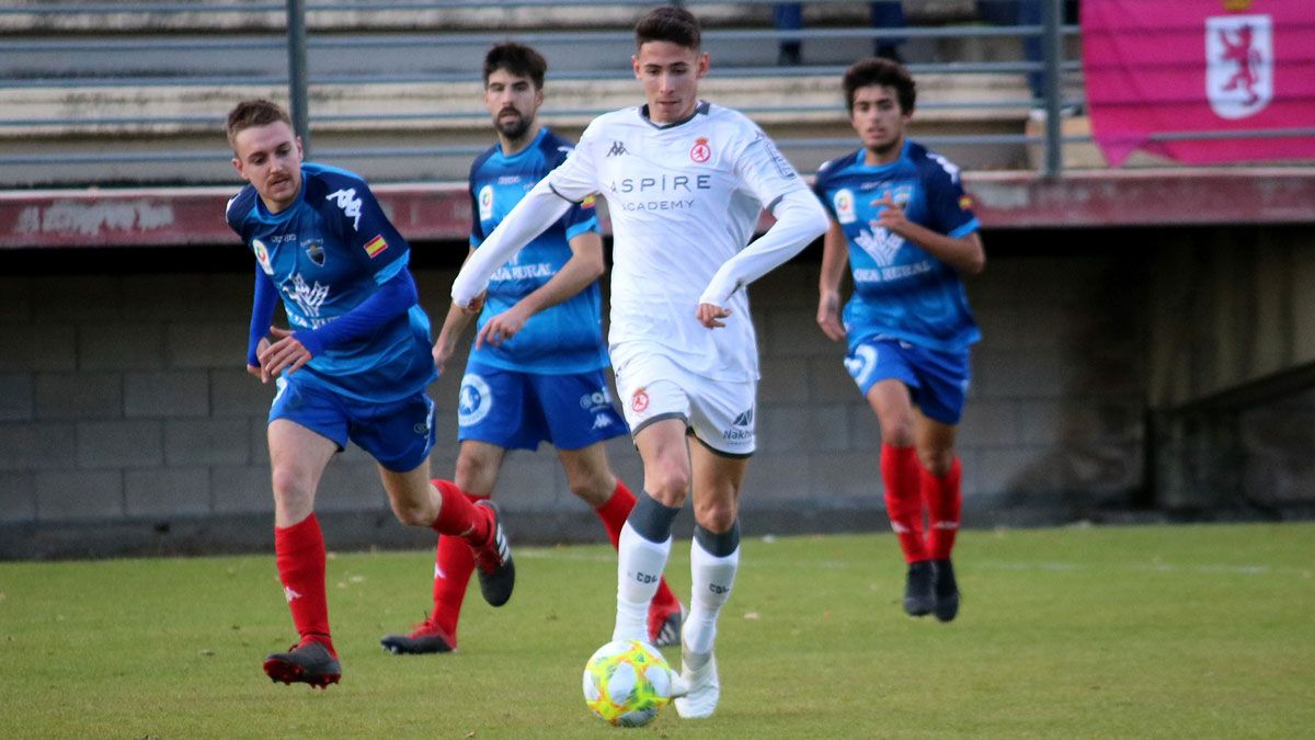 Aaron conduce el balón en un partido con el Júpiter. | CYD