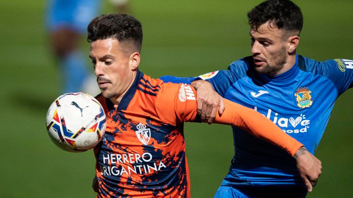Moi Delgado intenta recuperar un balón ante Iván durante el choque de este año ante la Deportiva. | LALIGA