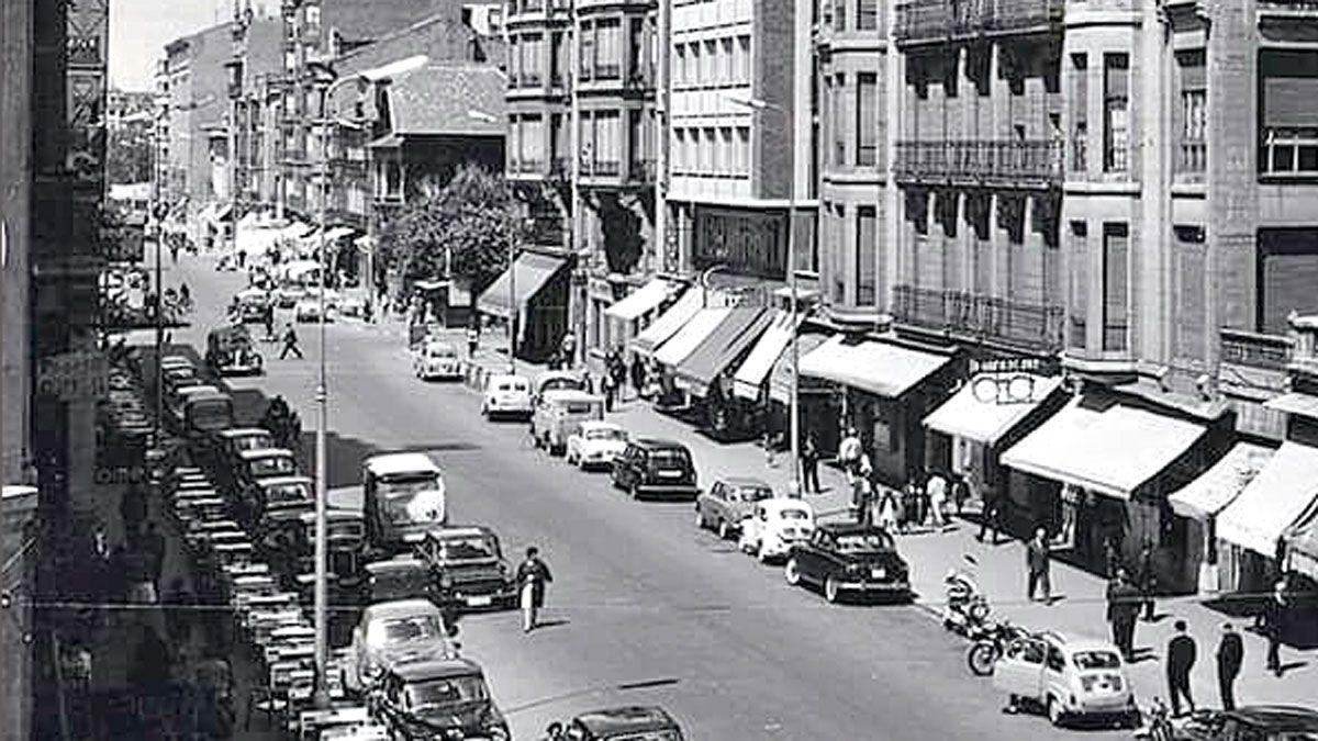 La Avda de Ordoño II tenía una intensa actividad comercial y hostelera en los años sesenta y setenta.