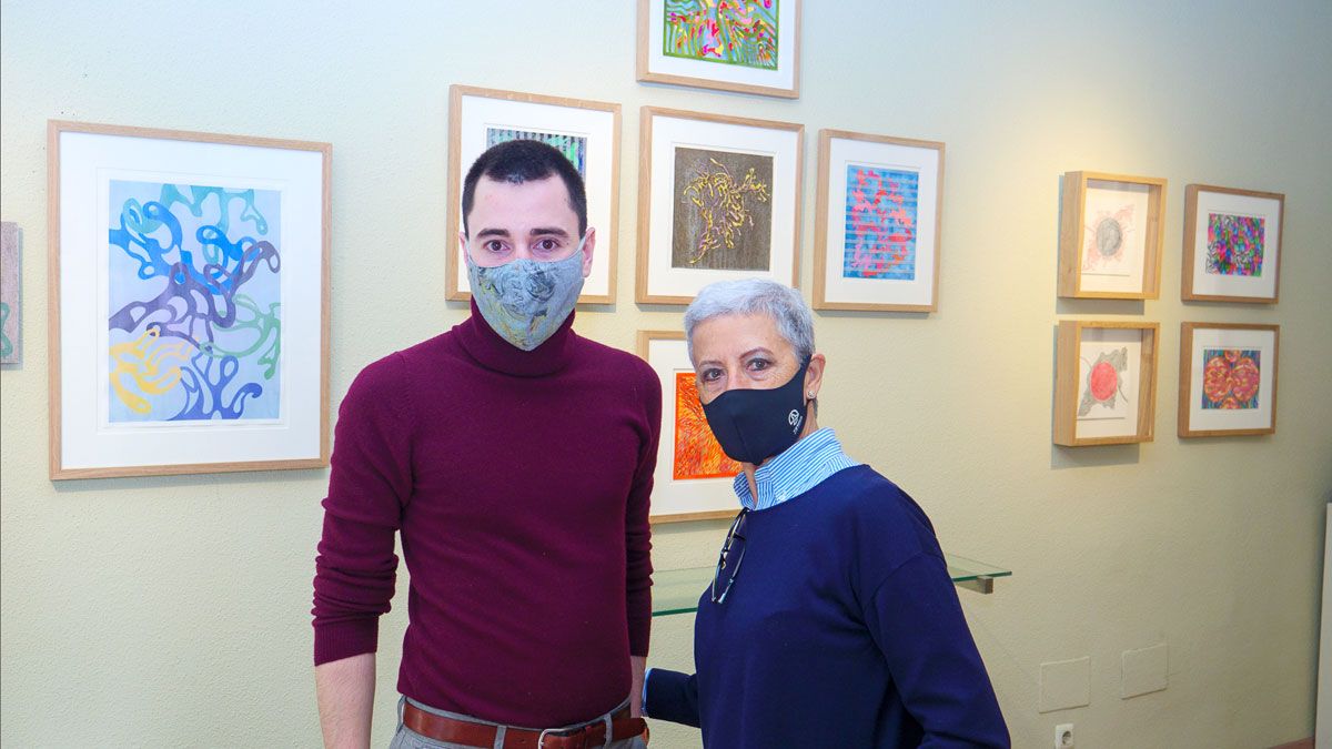 El joven artista Eduardo de Elío con Marili, responsable de la galería de arte Bernesga.