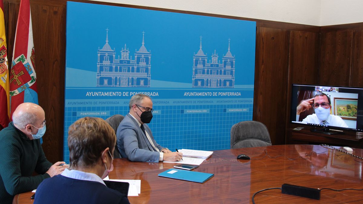 Ramón y representantes municipales, en reunión en línea con representantes de Industria.