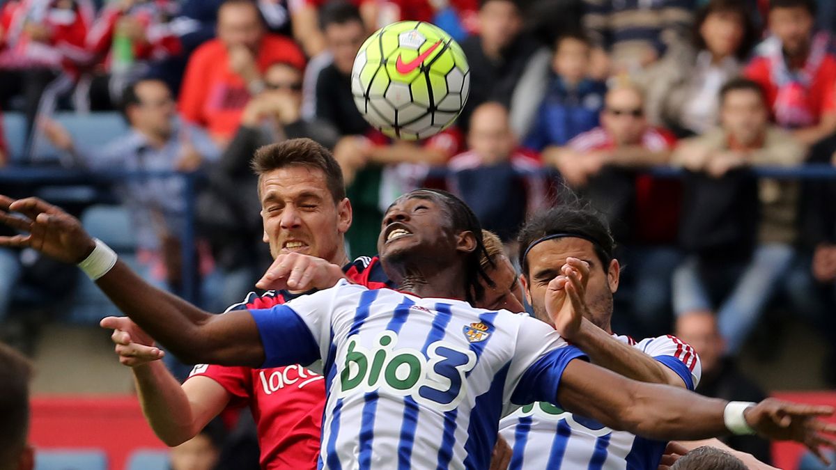 Jebor posa con una bufanda de la Deportiva. | SD PONFERRADINA