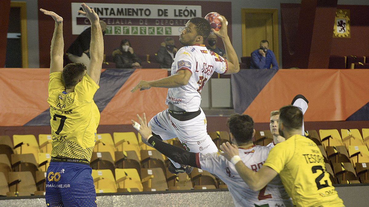 Semedo lanza durante el choque frente al Bidasoa. | MAURICIO PEÑA