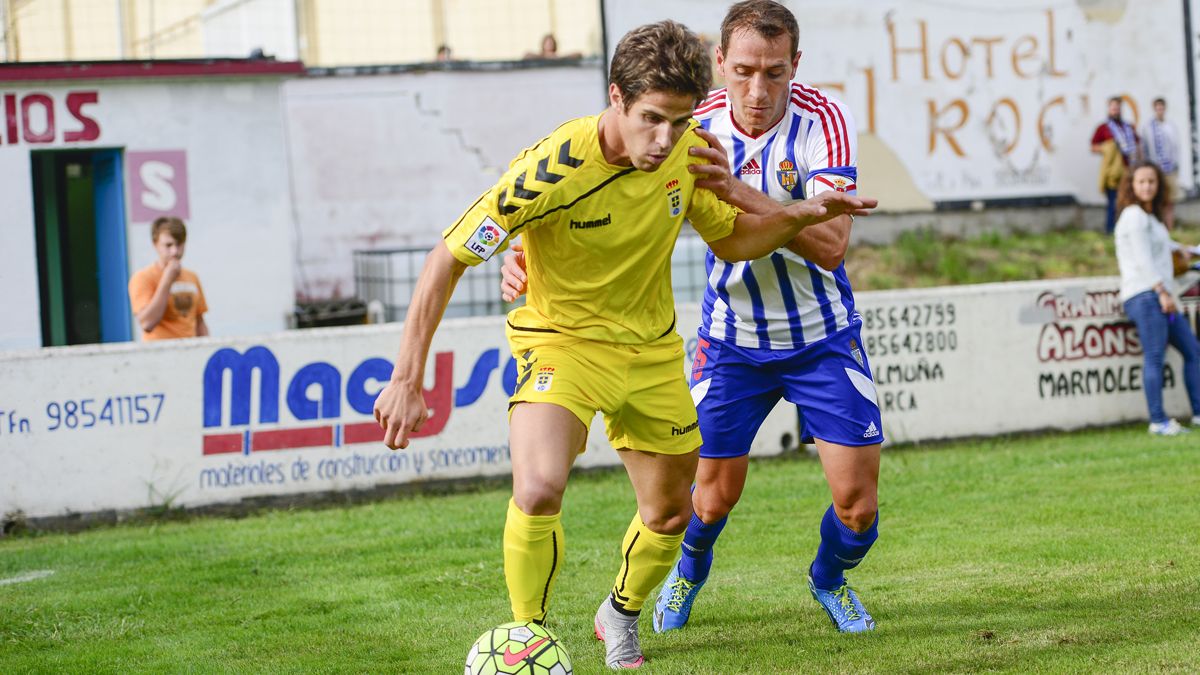 Alan Baró, durante el partido ante el Oviedo en Luarca. | EL COMERCIO