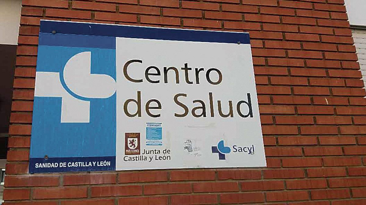 Detalle de la fachada del centro de salud de La Pola de Gordón. | E.NIÑO