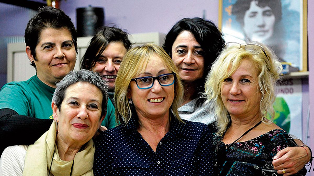 Encina Gutiérrez Ibán y parte del equipo de la Asociación Simone de Beauvoir. | DANIEL MARTÍN Encina Gutiérrez Ibán y parte del equipo de la Asociación Simone de Beauvoir. | DANIEL MARTÍN