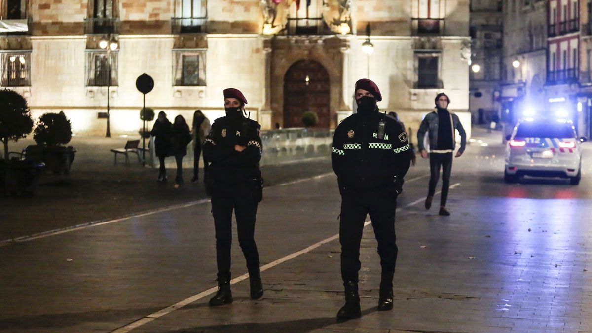 Control nocturno de la Policía Local en la plaza de Botines. | CAMPILLO (ICAL)