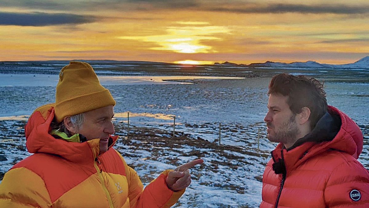 El leonés Jesús Calleja ya ha colgado en sus redes sociales algunas de las imágenes de la grabación con Willy Bárcenas, a quien ha llevado hasta Islandia.