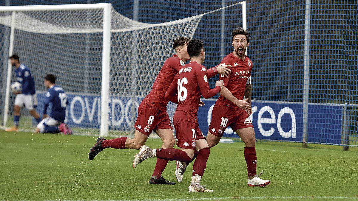 Sergio Marcos celebra el gol con el que la Cultural le daba la vuelta al marcador en Oviedo. | SAÚL ARÉN