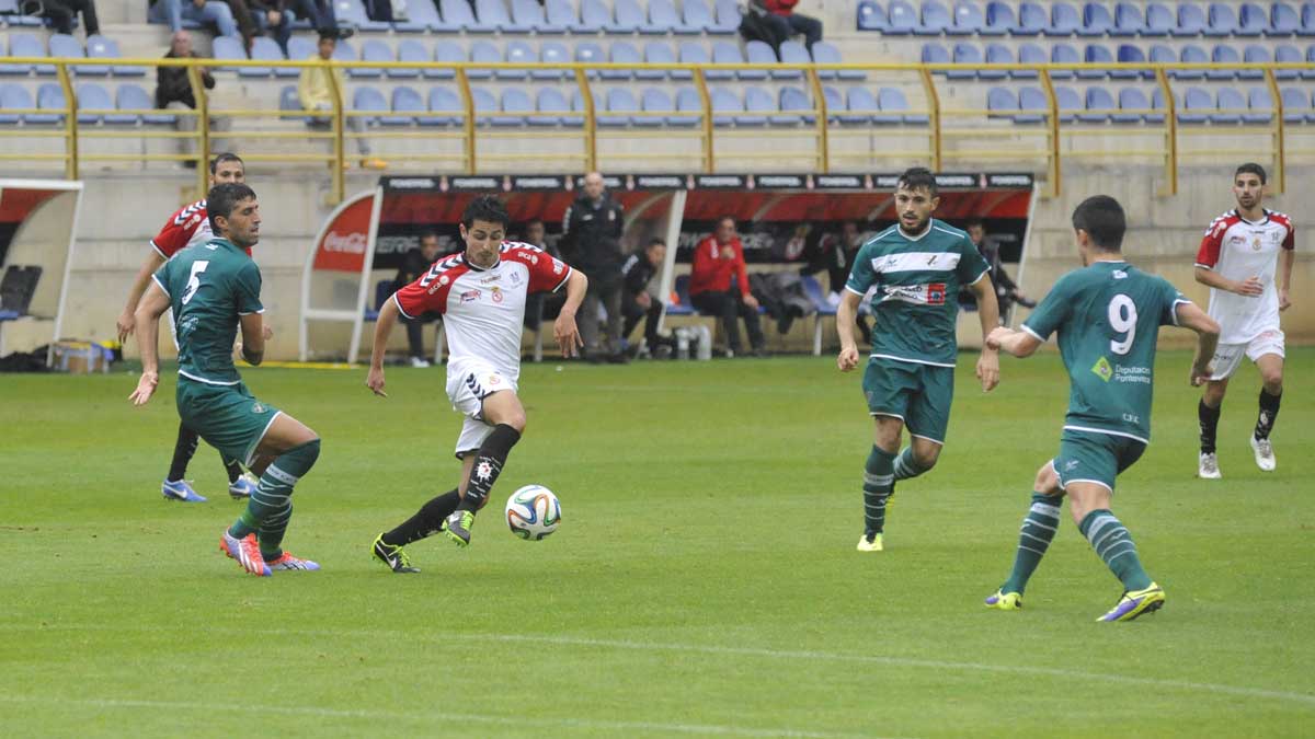 Pablo Coutado en el partido ante el Coruxo en el Reino de León. | DANIEL MARTÍN