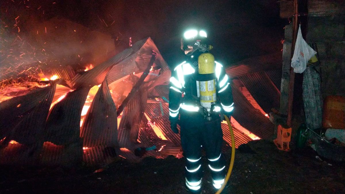Las llamas hacen imposible el acceso al interior de la palloza. | BOMBEROS