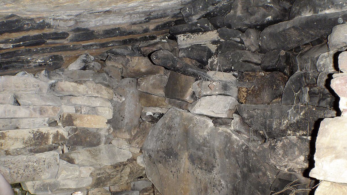 En las paredes de la cueva aún se percibe perfectamente el color negro provocado por el fuego que los guerrilleros hacían en el interior. | JAVIER RODRÍGUEZ En las paredes de la cueva aún se percibe perfectamente el color negro provocado por el fuego que los guerrilleros hacían en el interior. | JAVIER RODRÍGUEZ