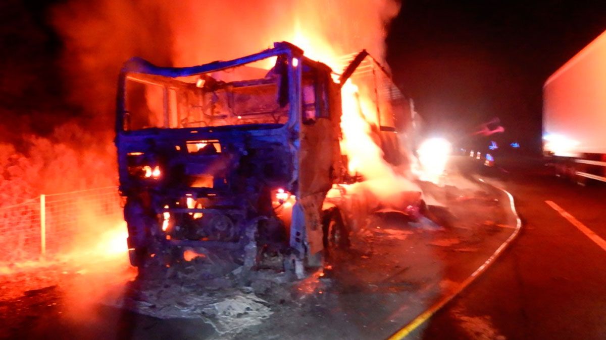 Los Bomberos estuvieron seis horas extinguiendo las llamas. | BOMBEROS PONFERRADA