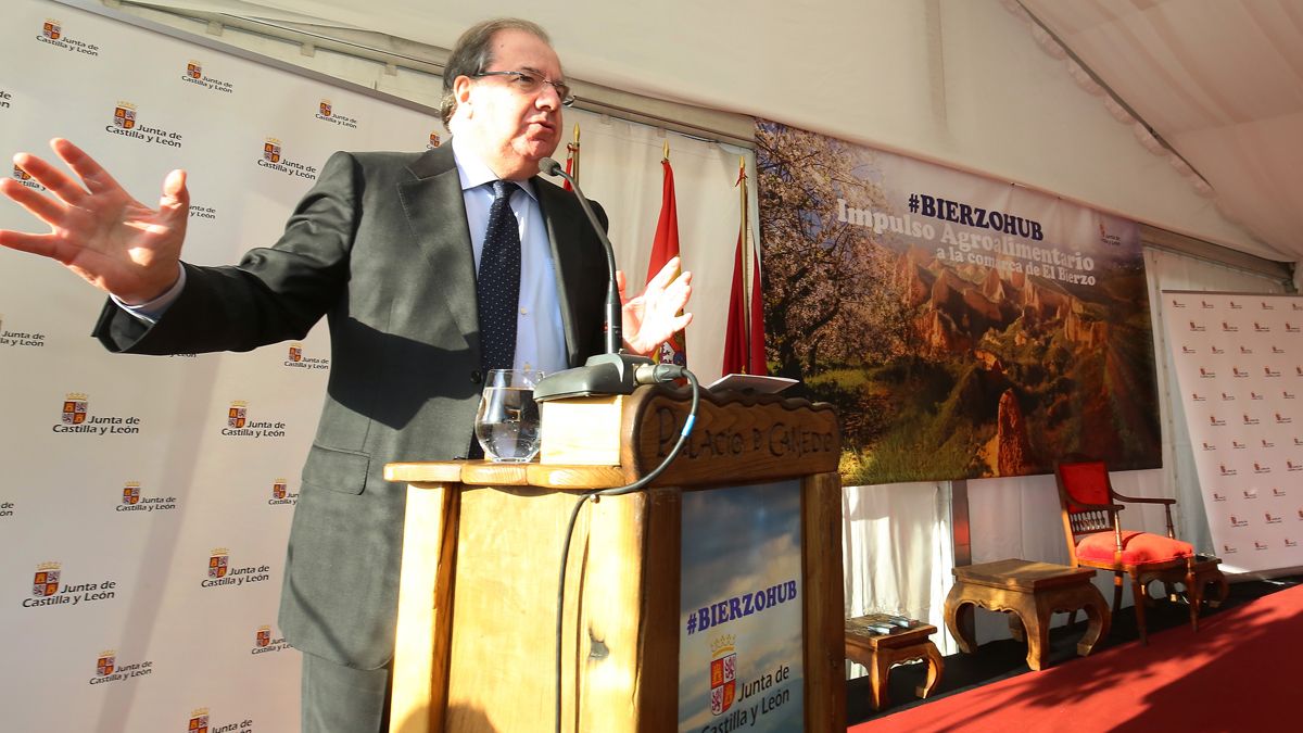 Herrera en el anuncio de esa plataforma berciana, cuando dio a conocer el proyecto de los Bierzo Hub en Canedo. | ICAL