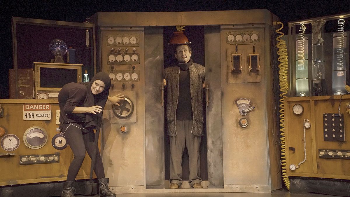 Acar Teatro acude a Coyanza con ‘La loka historia de Frankenstein’.