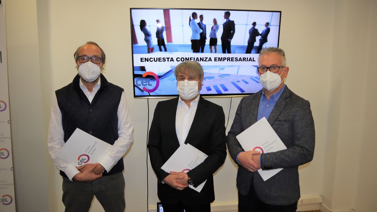 Jorge Vargas, Jesús Riol y Nicesio Álvarez, durante la presentación. | L.N.C.
