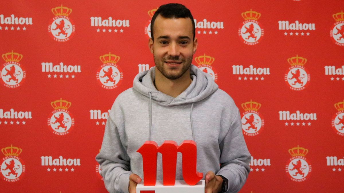 Marc Rovirola posa con su premio al jugador del mes de enero. | LNC Marc Rovirola posa con su premio al jugador del mes de enero. | LNC
