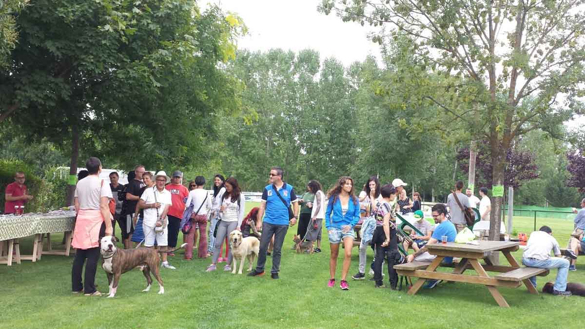 Los visitantes disfrutaron de varios puestos de artículos especializados. Los visitantes disfrutaron de varios puestos de artículos especializados.