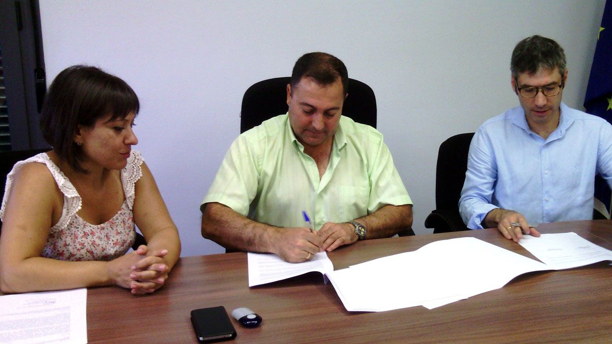 Firma del convenio para la apertura de la escuela entre responsables municipales y de la Kensington Language Centre. | L.N.C.
