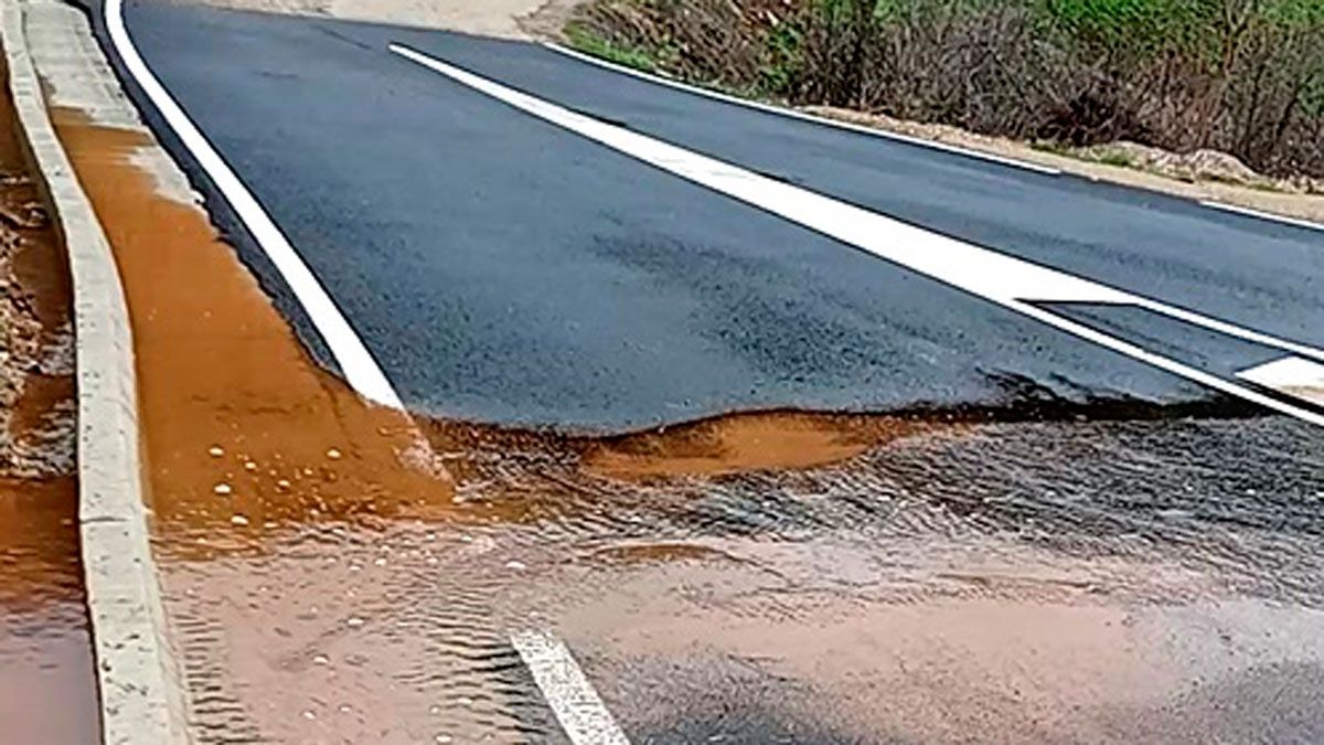 Imagen del estado en el que se queda la carretera cuando llueve.