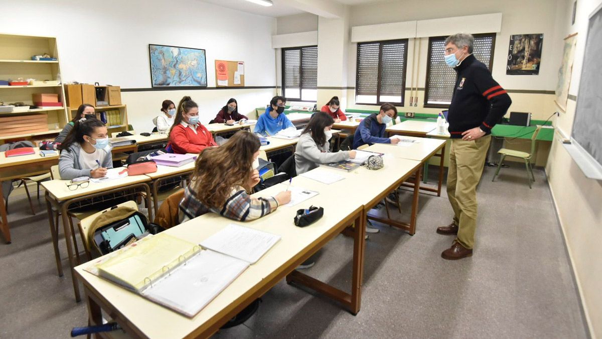 Un grupo del Bachillerato Internacional del IES Lancia durante las clases de este viernes. | SAÚL ARÉN