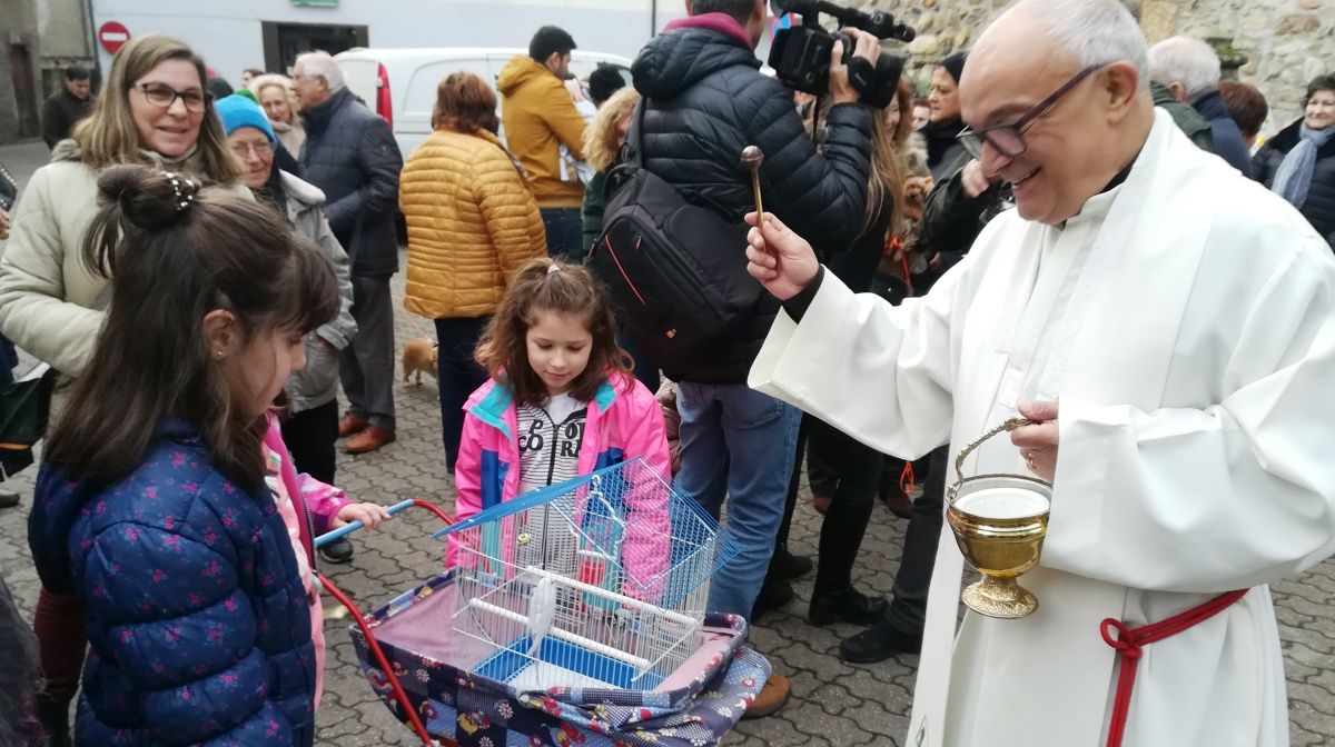 Salvadores recibe la camiseta de manos de Silván y junto a su hermano y López Benito.