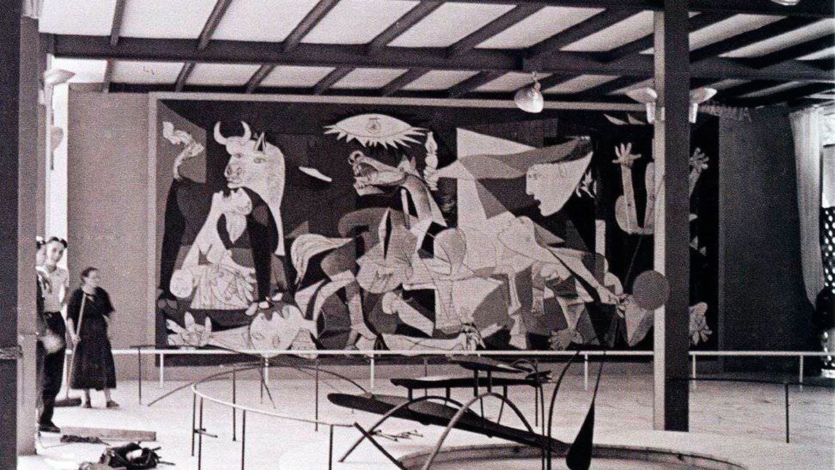 El ‘Guernica’ dentro del pabellón español en la exposición universal de París de 1937.