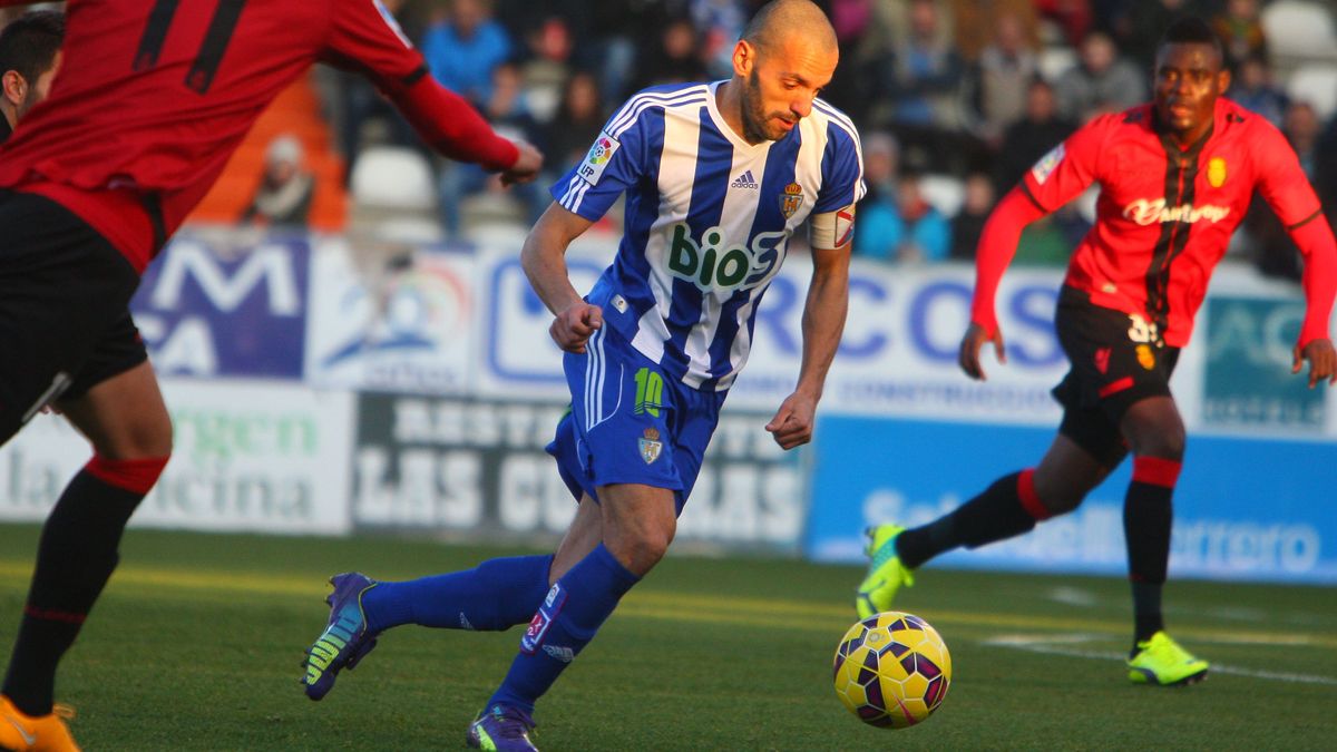 Yuri conduce el balón en el partido ante el Mallorca de la pasada temporada. | CÉSAR SÁNCHEZ