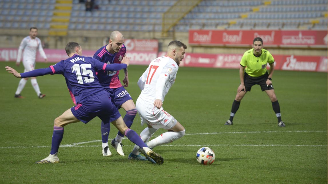 Un instante del partido entre Cultural y Valladolid B. | MAURICIO PEÑA