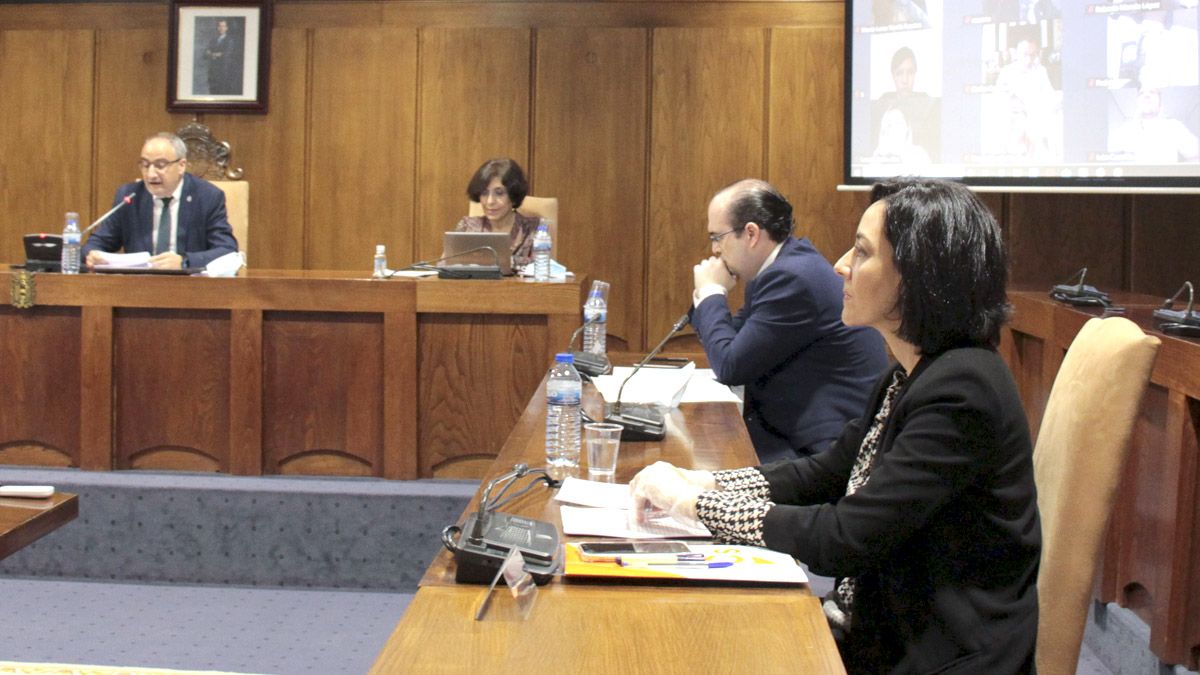 Ruth Morales, en primer plano, en una imagen de archivo durante un pleno de Ponferrada, con el alcalde al fondo. | Ical