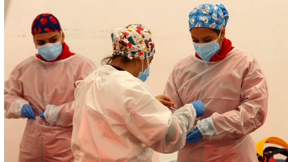 Personal sanitario en el Hospital del Bierzo colocándose el material de protección. | Ical