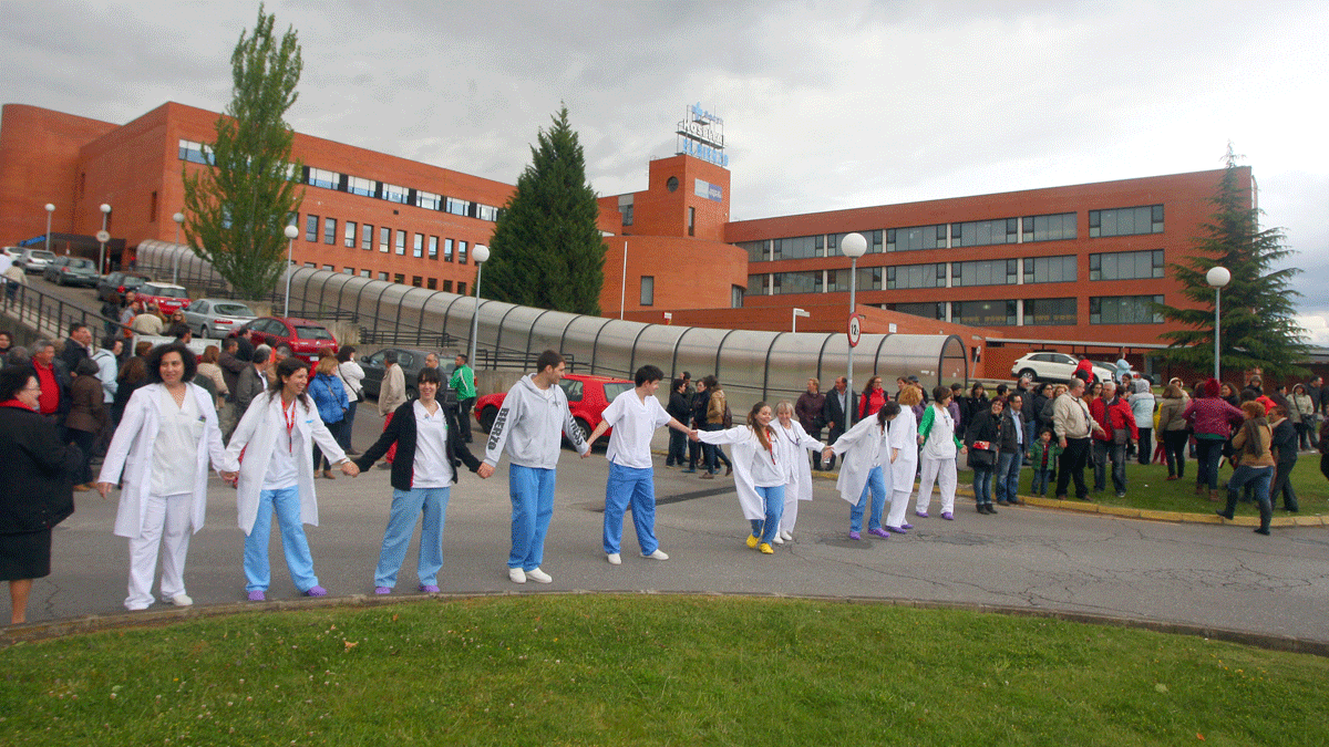 Protesta del personal sanitario por el cierre de camas en verano. | C. Sánchez (Ical)