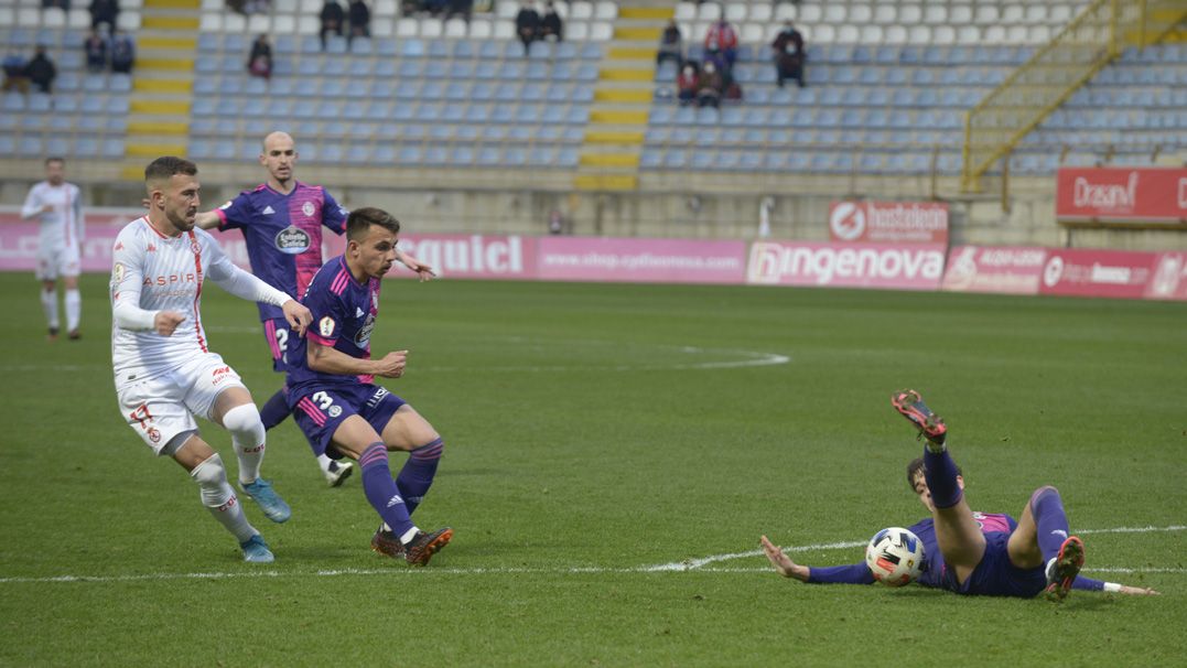 Dioni Villalba dispara a puerta durante el choque frente al Valladolid B. | MAURICIO PEÑA