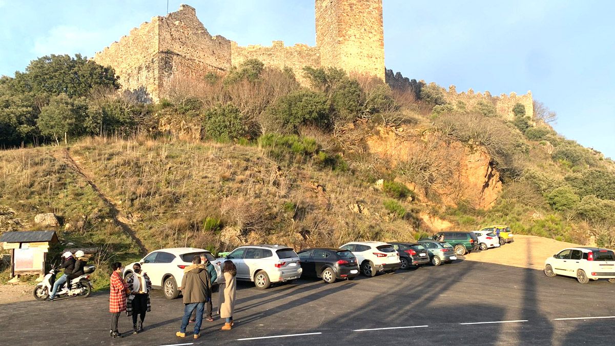 Aparcamiento del castillo de Cornatel el pasado domingo, según una foto difundida por Coalición.