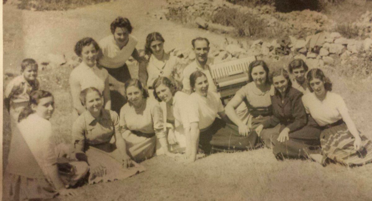 El acordeón siempre en el centro de las celebraciones. En la foto, el acordeonista de San Miguel, Aurelio, rodeado de un buen número de mozas.