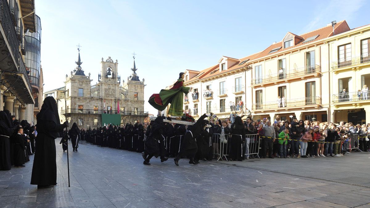 Un acto de la Semana Santa de Astorga en una imagen de archivo. | DANIEL MARTÍN