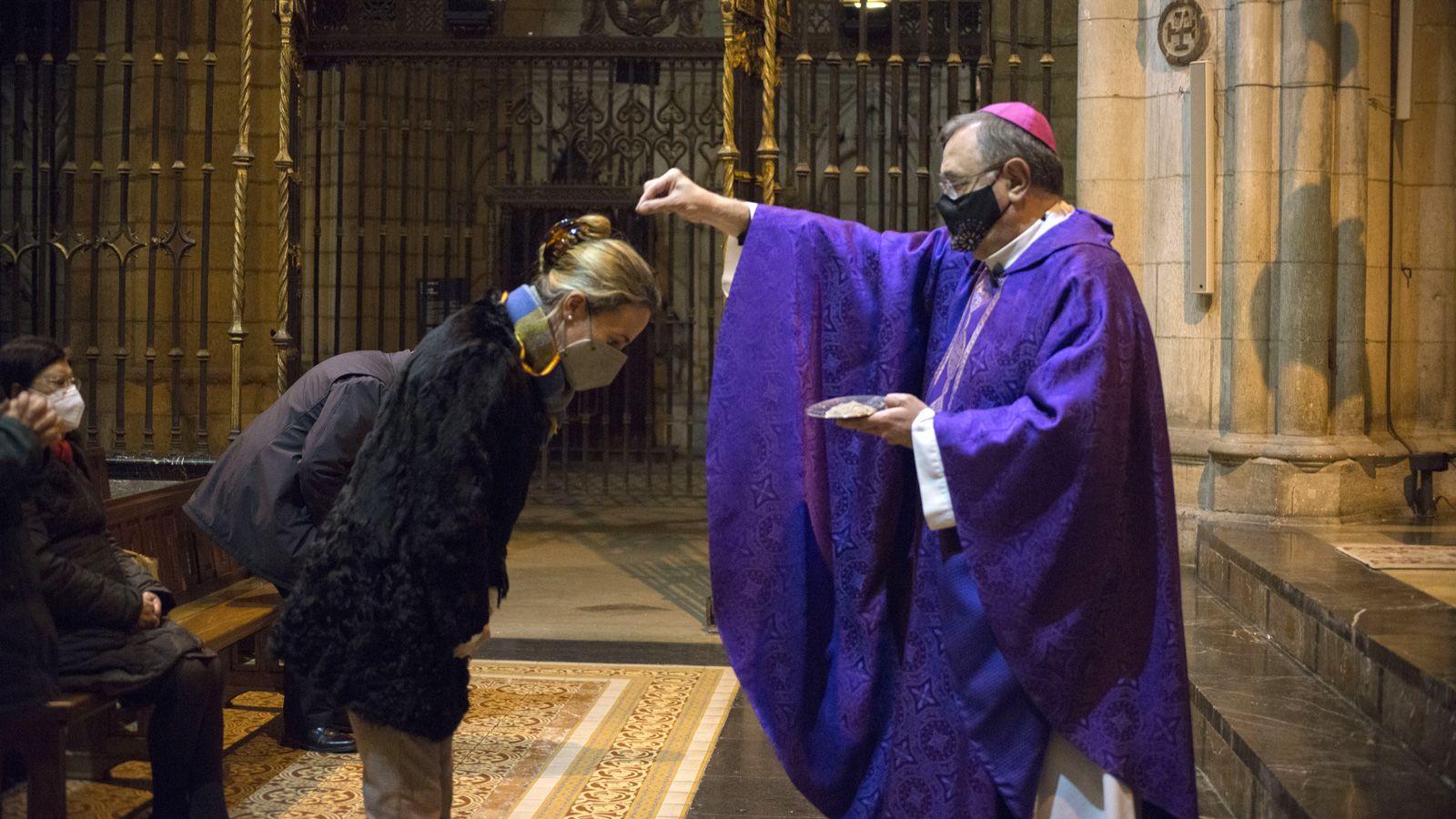 Misa del Miércoles de Ceniza presidida por el obispo de León, Luis Ángel de las Heras, en la Catedral. | MAURICIO PEÑA