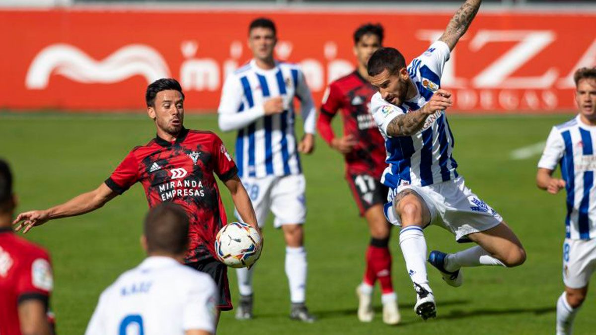 Sielva persigue un balón aéreo durante el partido de la primera vuelta frente al Mirandés. | LALIGA