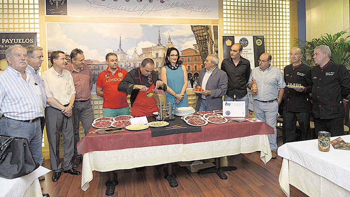 Ramón Villa y Teresa Mata, en la presentación de la feria en el Rincón Real. | MAURICIO PEÑA