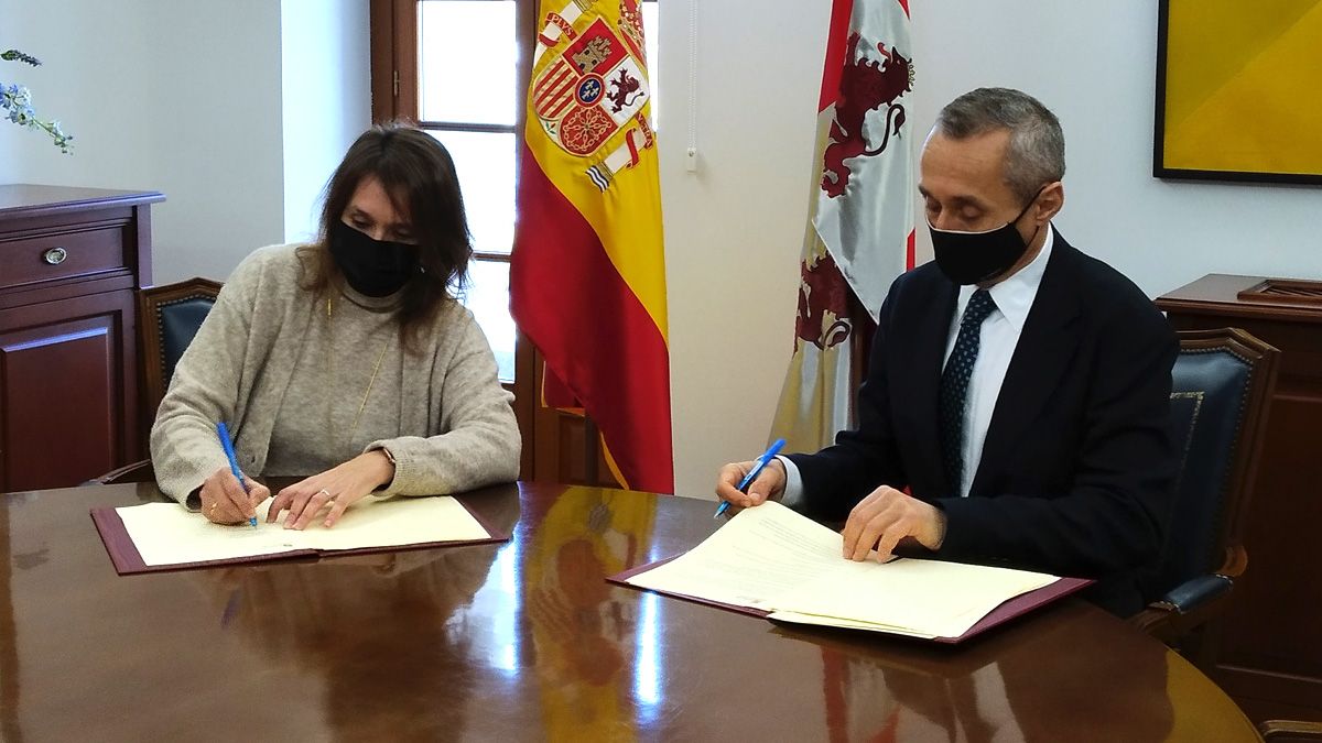 La consejera de educación Rocío Lucas y el director general territorial de Endesa, Miguel Temboury, firmando el acuerdo.