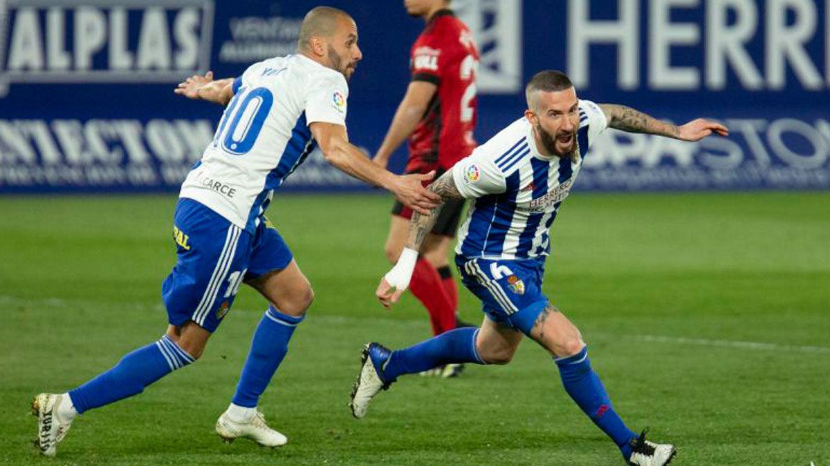 Sielva celebra con Yuri el gol que dio el triunfo a la Ponferradina frente al Mirandés. | LALIGA