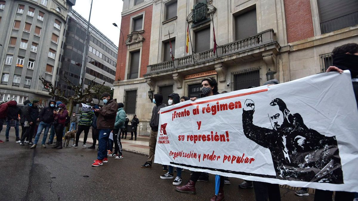 Protesta frente a las puertas de la Subdelegación del Gobierno de León este sábado por la tarde. | SAÚL ARÉN