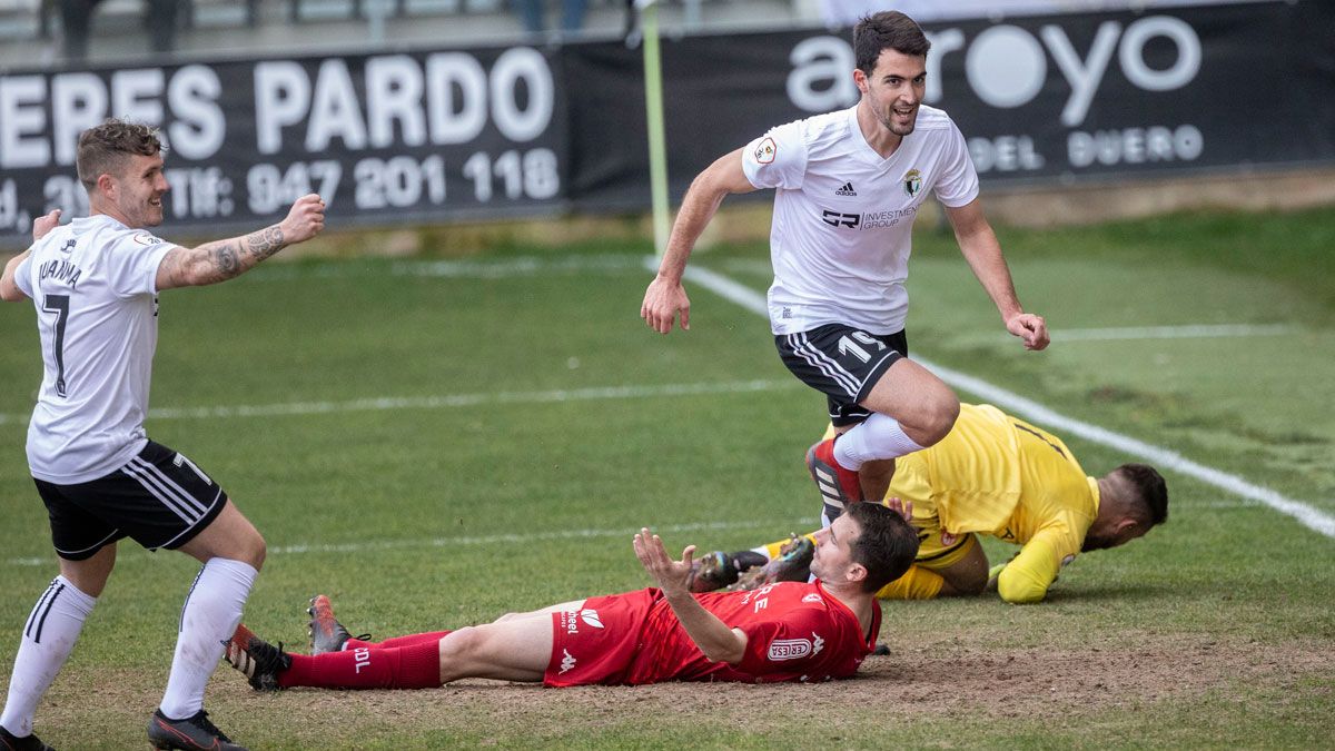 Castañeda y Zubiaurre se lamentan en el suelo tras el gol con el que el Burgos le dio la vuelta al marcador. | JESÚS J. MATÍAS (DIARIO DE BURGOS)