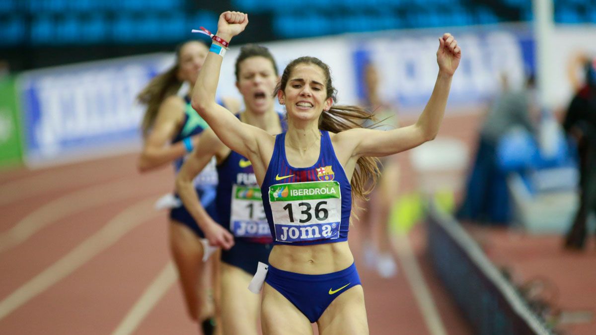 Marta García entra en meta celebrando su triunfo, con Blanca justo detrás de ella. | RFEA