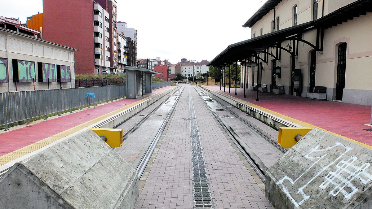 Vista general de la nueva plataforma de Feve en su acceso hasta la estación de Padre Isla. | MAURICIO PEÑA