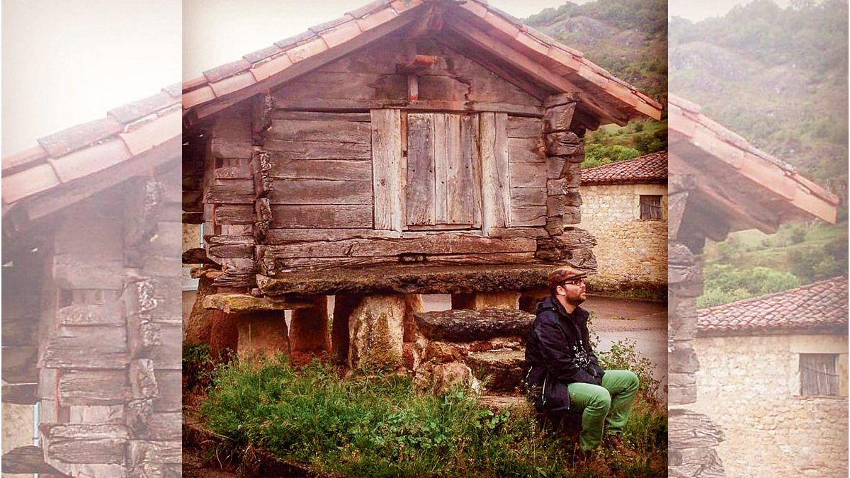Rodrigo Martínez en las escaleras del hórreo arcaico de Las Bodas, su rincón «favorito» para despejar la cabeza.