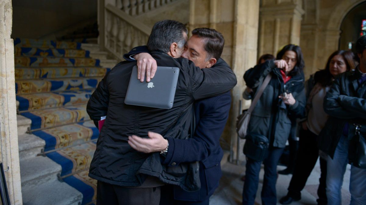 El diputado leonesista abraza a Marcos Martínez a su llegada a Diputación. | MAURICIO PEÑA